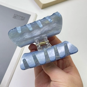 Grande molletta per capelli in acrilico azzurro con elegante texture marmo