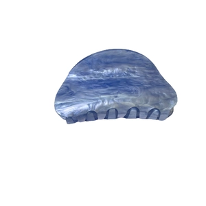Pinza per capelli in acrilico con motivo marmoreo blu e bianco e design semicircolare
