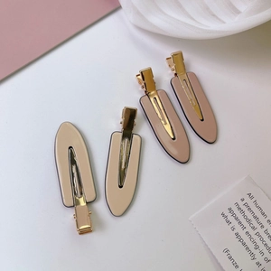 Detailansicht vierteiliges Haarklammer-Set aus Acetat in Beige und Hellbraun mit Goldbasis