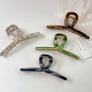 Lot de quatre pinces à cheveux en acétate de qualité aux motifs marbrés variés