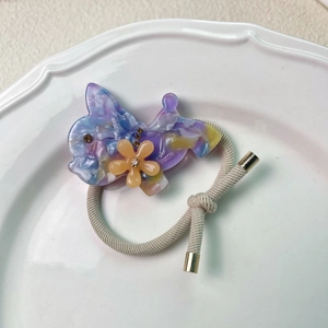 Detail eines Schmetterlings-Haargummis mit Acetat-Marmorierung und Strassblüte