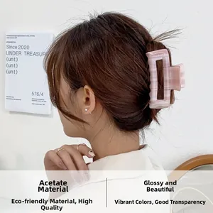 Detail einer hohlen quadratischen Acetatharklammer mit rosa Marmortextur am Modell