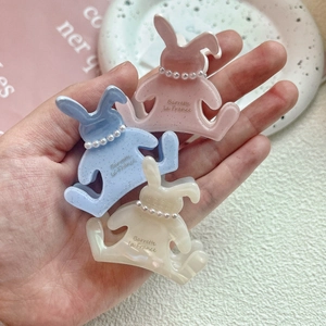 Pinces à cheveux lapin avec collier de perles en acétate pailleté rose, bleu et crème