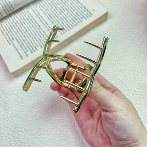 Pinza per capelli in acetato leopardato rosa e verde con design a coda di pesce dorata