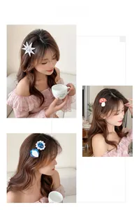 Trois vues d'un modèle portant des barrettes mignonnes en acétate étoile et champignon