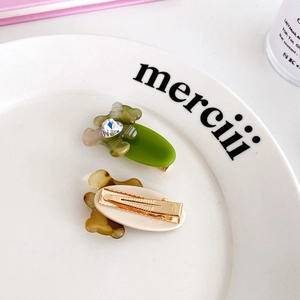 Lot de barrettes en acétate vert avec strass étincelants et base dorée en bec de canard