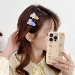Barrettes à cheveux ours en acétate avec strass brillants portées sur modèle féminin