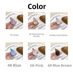 Détail macro de six pinces à cheveux en forme d'ailes colorées avec strass sur un plat