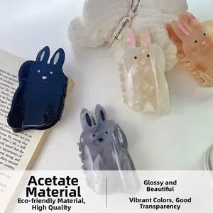 Détail de pinces à cheveux en acétate en forme de lapin mignon déclinées en quatre couleurs