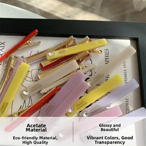 Gros plan de barrettes colorées en acétate avec des strass en forme de cœur brillant