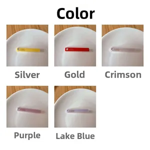 Détail de barrettes en résine colorée en cinq tons avec design de cœur fait main et pince