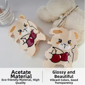 Détail de pinces à cheveux en acétate crème avec motifs mignons d'ours et de cerises au fini brillant