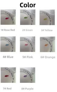 Détail de mini barrettes à lèvres en 8 couleurs mates acidulées posées sur une assiette blanche