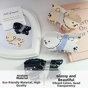 Détail d'une pince à cheveux en acétate en forme de chien teddy sur fond décoratif chic