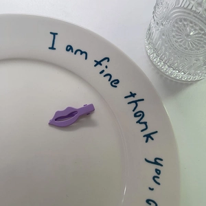 Gros plan détaillé d'une jolie pince à cheveux violette en forme de lèvres mates