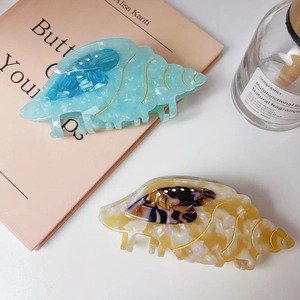 Eleganti mollette per capelli in acetato a forma di conchiglia con texture marmorea