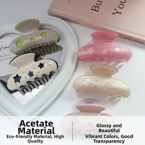Vue détaillée de pinces à cheveux en acétate en forme d'étoile avec strass brillants