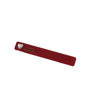Barrette élégante en acétate rouge foncé avec cristal en cœur et gravure dorée