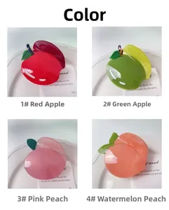 Détail de quatre pinces à cheveux en acétate en forme de fruits comme pomme et pêche