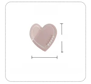 Dettaglio della molletta cuore rosa con perle e misure della dimensione di 6,5 cm circa