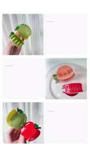 Détail de pinces à cheveux en forme de pomme en rouge, vert et rose avec fini brillant