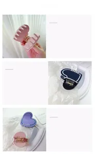 Dettaglio dei fermagli per capelli a cuore in acetato rosa e blu con piccole perle