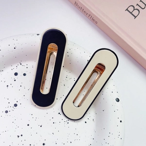 Barrettes ovales évidées minimalistes en bleu marine et blanc crème avec clip doré