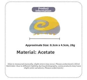 Vista dettagliata della molletta in acetato con dimensioni di 8,3 cm di lunghezza e 4,5 cm