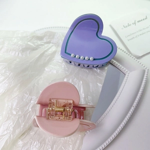 Eleganti mollette a cuore in acetato con perle bianche nei colori rosa e viola