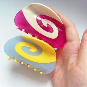 Pinze per capelli con motivo a vortice artistico in acetato rosa lampone e blu mirtillo