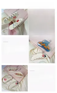 Détails des motifs de roses élégantes et de poissons rouges sur les pinces à cheveux