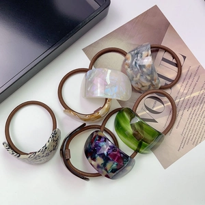 Set of 5 minimalist acetate ponytail holders in tortoiseshell and marble patterns