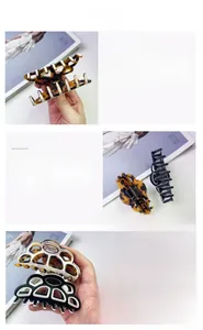 Détail de trois pinces à cheveux en acétate : écaille de tortue, noir et design bicolore
