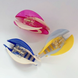 Set di tre pinze per capelli in acetato con forme astratte e vivaci combinazioni di colori