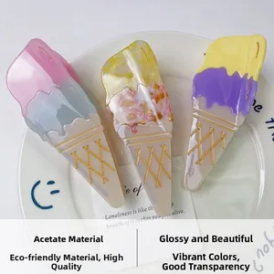 Gros plan de trois pinces à cheveux en acétate en forme de glace avec une finition brillante