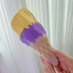 Gros plan sur une pince à cheveux en forme de crème glacée en acétate coloré pour femme