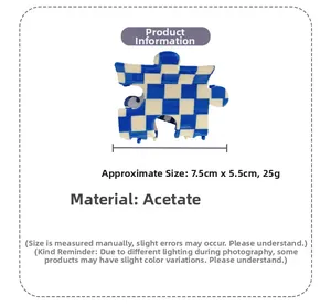 Détails techniques pince à cheveux en acétate à damier bleu et blanc, taille 7.5x5.5cm