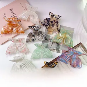 Nahaufnahme von hohlen Schmetterling-Haarklammern in verschiedenen Farben aus Acetat