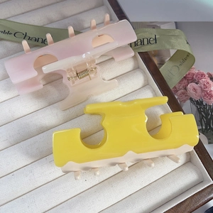 Minimalist bicolor acetate hair claw clip with cutout T-shape in pink and yellow finish