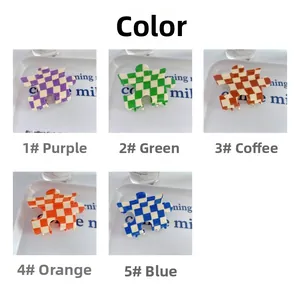 Détail des pinces à cheveux en forme de puzzle avec motif à carreaux en plusieurs couleurs