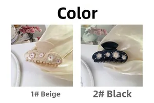 Détail de pinces à cheveux en acétate fleuries avec strass en beige et noir