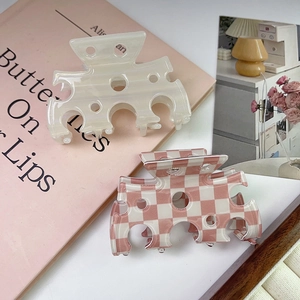 Pinces à cheveux en acétate motif damier et fromage avec design géométrique ajouré