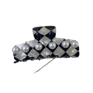 Classic checkered hair claw clip with six white pearls in a French vintage style