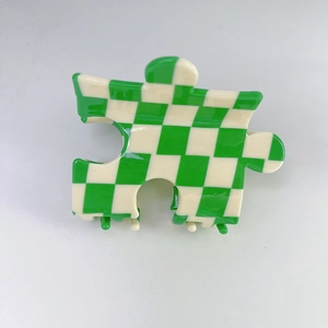 Pince à cheveux motif damier vert et crème en forme de puzzle en acétate brillant