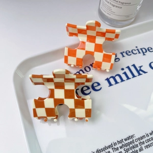 Lot de deux pinces à cheveux à damier orange et marron en acétate style puzzle