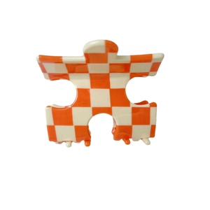 Pince à cheveux en acétate en forme de puzzle avec motif à damier orange et crème