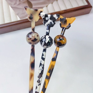 Détails de pics à cheveux papillon en acétate aux textures écaille de tortue et marbre