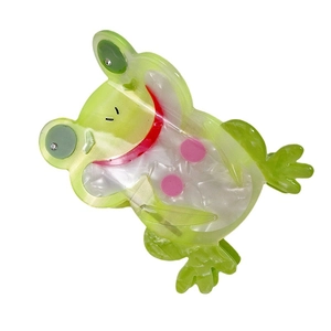 Pince à cheveux grenouille mignonne en acétate vert avec pois colorés et détails en strass