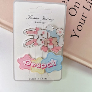 Detail von niedlicher Sanrio-Hasen-Haarklammer und Glitzerstern-Accessoire auf Karte