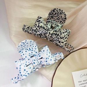 Mollette per capelli a fiocco con stampa floreale dalmata e acetato blu e bianco